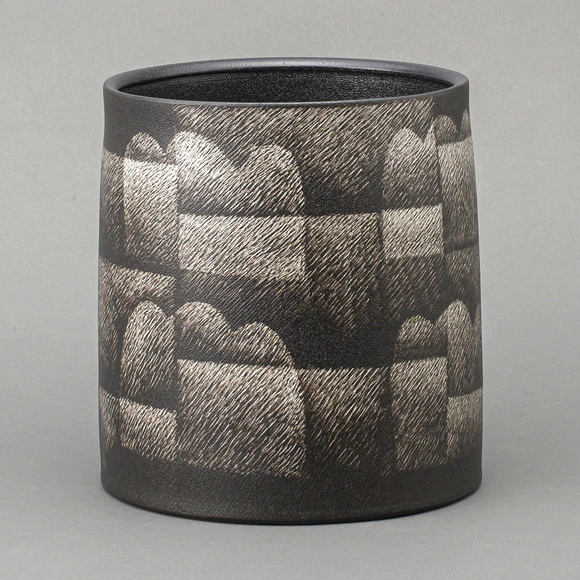 線描幾何文花入