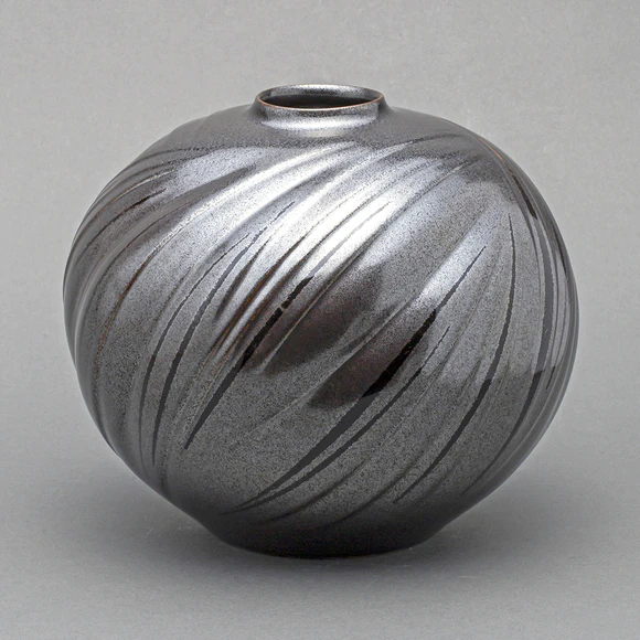 Jar with Tenmoku Glaze and Rngraved Line Design