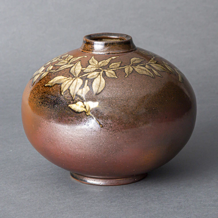 photo 鉄釉南天文壺