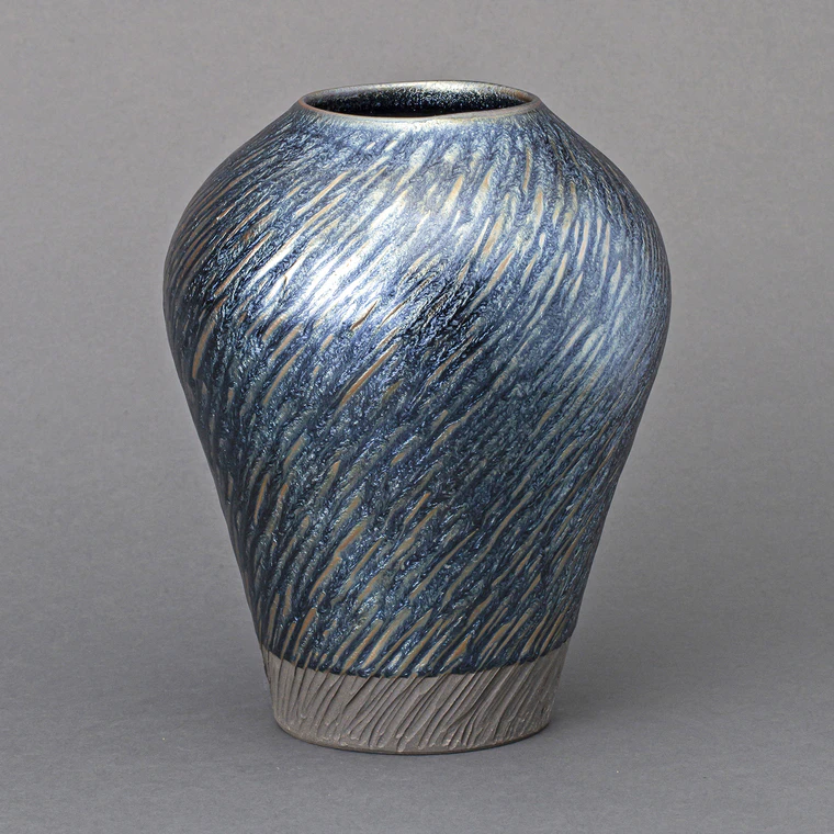 photo 鉄釉鎬文花器