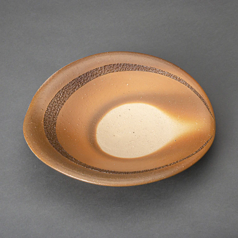 photo Bizen Flat Bowl with Raised Line Design
