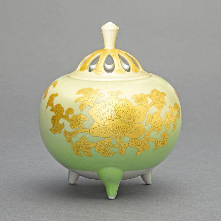 写真：釉裏金彩牡丹唐草文香炉
