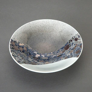 Bowl with Seasonal Flower Patterns in Overglaze Enamel and Sumi Hajiki