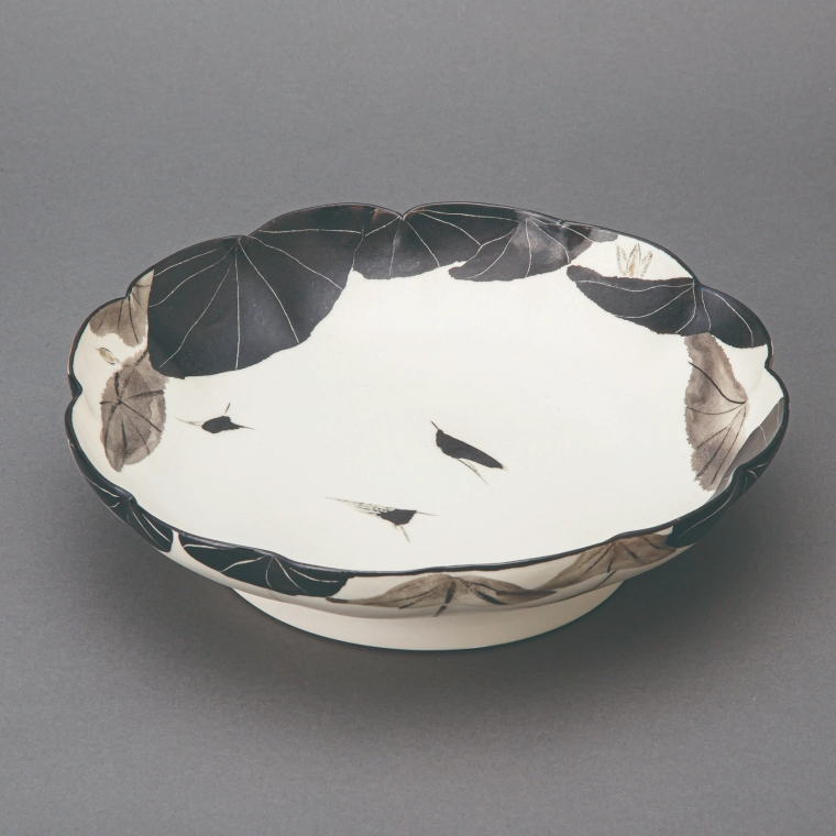 photo Rinka (Flower-shaped) Bowl with Black Painting, Lotus Pond Design