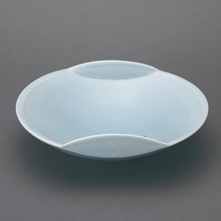 photo Vessel in Irregular Shape with Blue Glaze