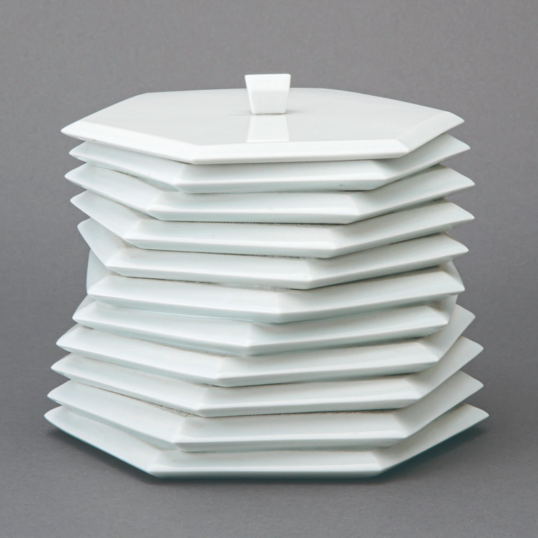photo Fresh Water Jar with White Porcelain and Shinogi (Fluted) Design