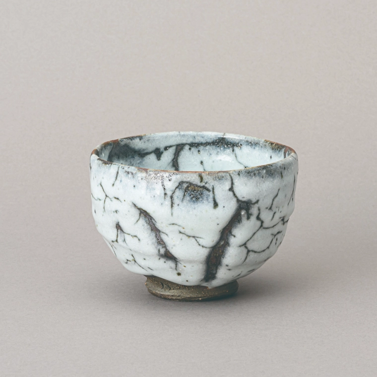 photo Tea Bowl with White Glaze and Flowing Design
