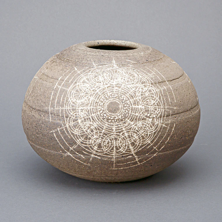 photo Black Pottery Jar with Ring Design