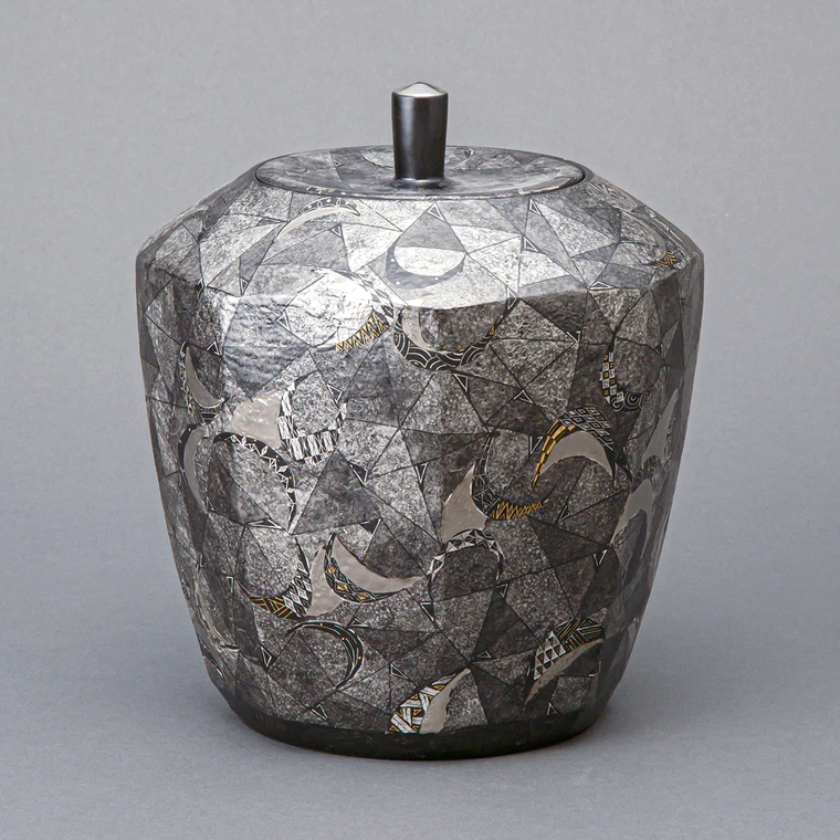 photo Fresh Water Jar with Platinum Decoration and Geometric Design