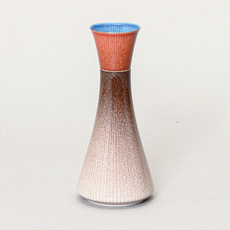 photo Sake Set with Overglaze Enamel and Shin-reisen (Beautiful Line) Design