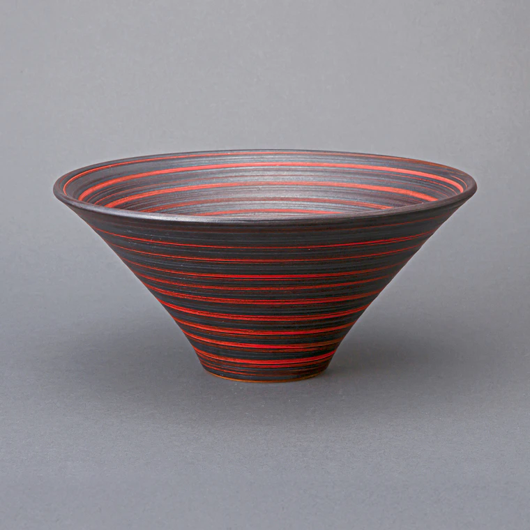 photo Bowl with Iron Glaze and Wara-hake (Straw Brush) Marks