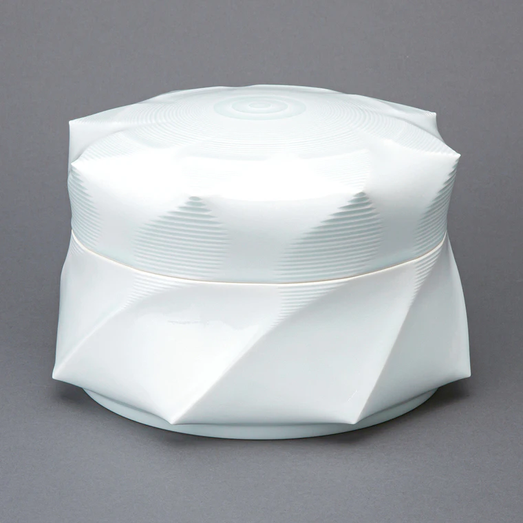 photo Covered Vessel with White Porcelain and Water and Ice Design