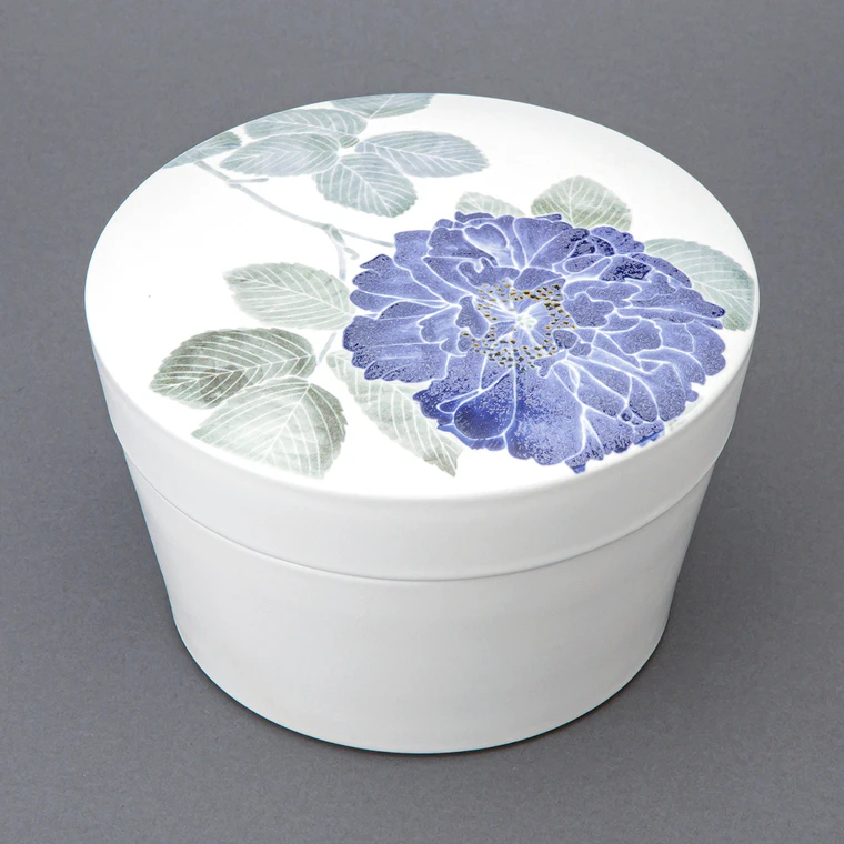 photo Covered Vessel with Rose Design