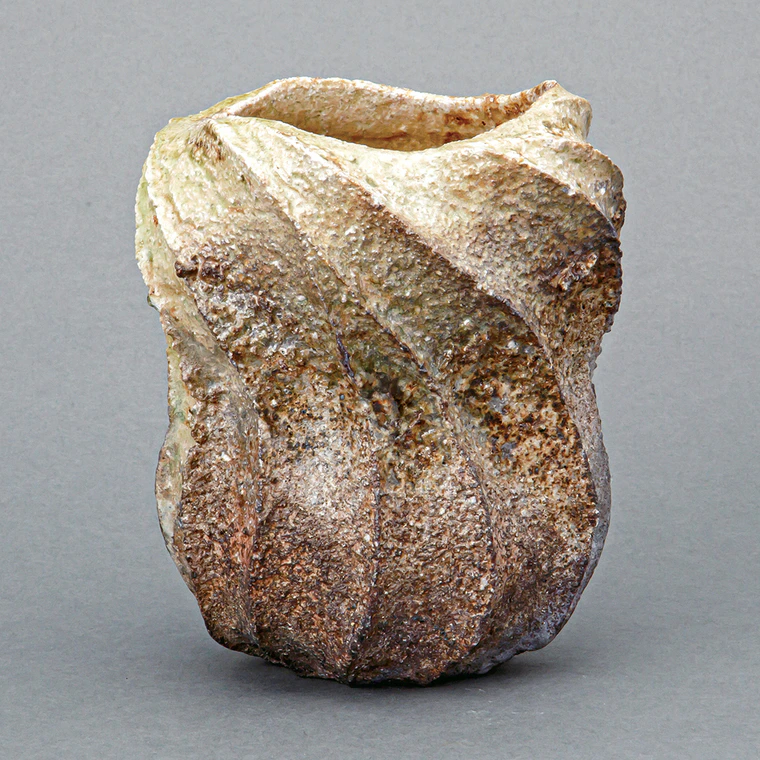 photo Shigaraki Jar with Rock and Wave Design