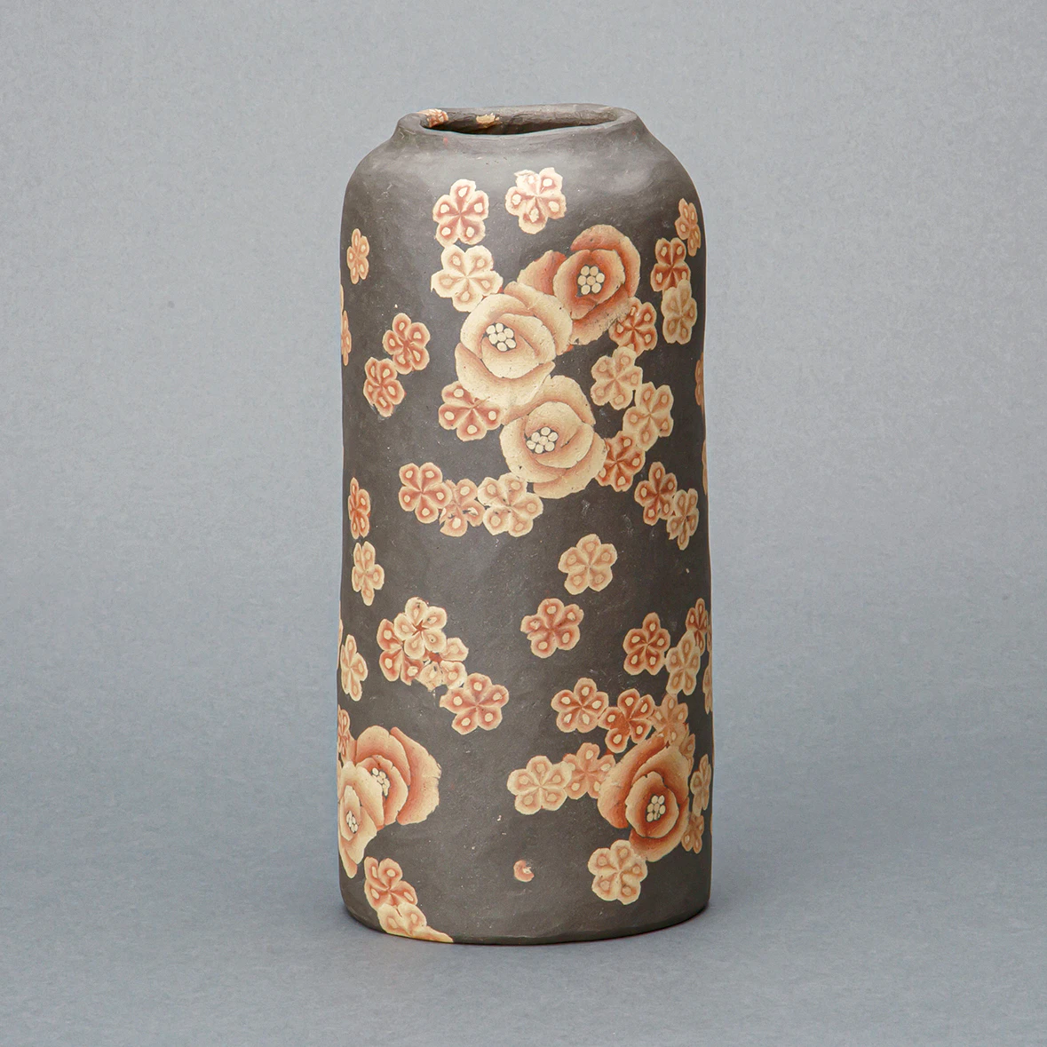 無名異練上花紋筒花入 (Sekisui Ito V) ｜Gallery Japan