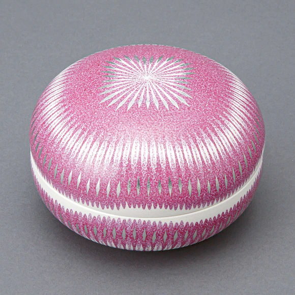 Covered Vessel with Gold Decoration and Sho-enji (Deep Red)