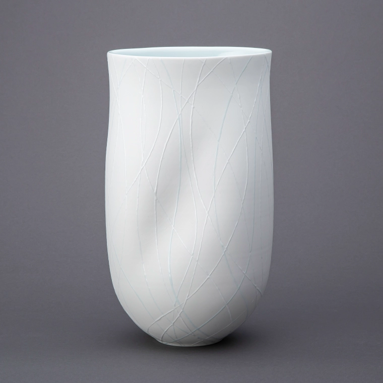 photo White Porcelain Flower Vase with Line Drawing Design