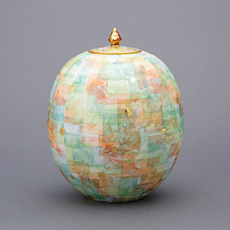 photo Jar in Kinrande Style with Colored Decoration