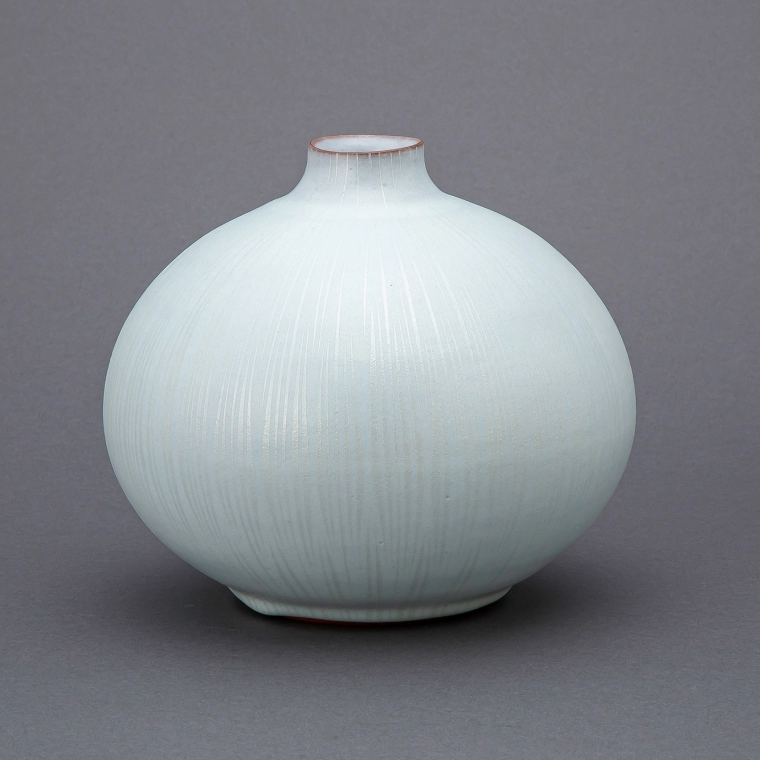 photo Mumyōi Jar with Hanada Glaze
