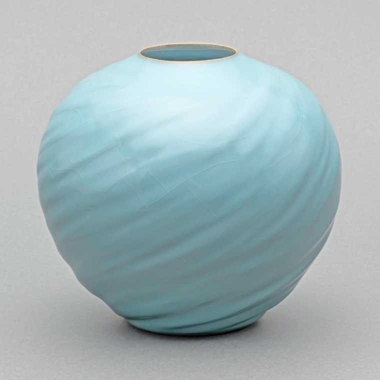 photo Celadon Flower Vessel Fuha Kokyo (Fragrant Echo of Wind and Waves)