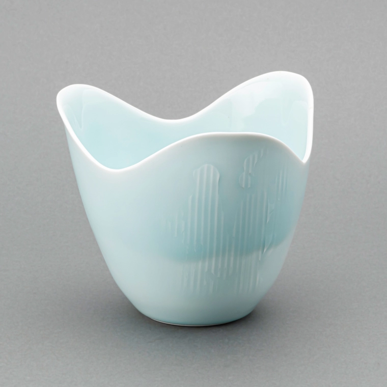 photo White Porcelain Flower Vessel with Pale Blue Glaze Flame "Blooming"