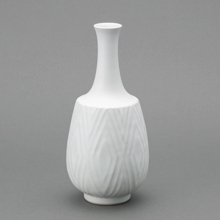 photo White Porcelain Katatsuki Jar with Ridges