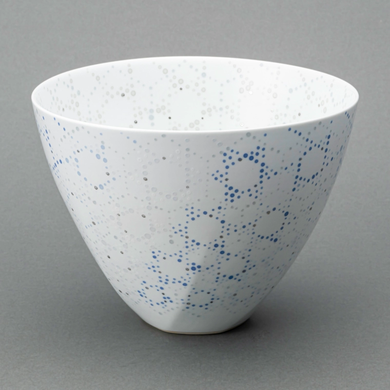 photo White Porcelain Bowl with Overglaze and Underglaze Decoration