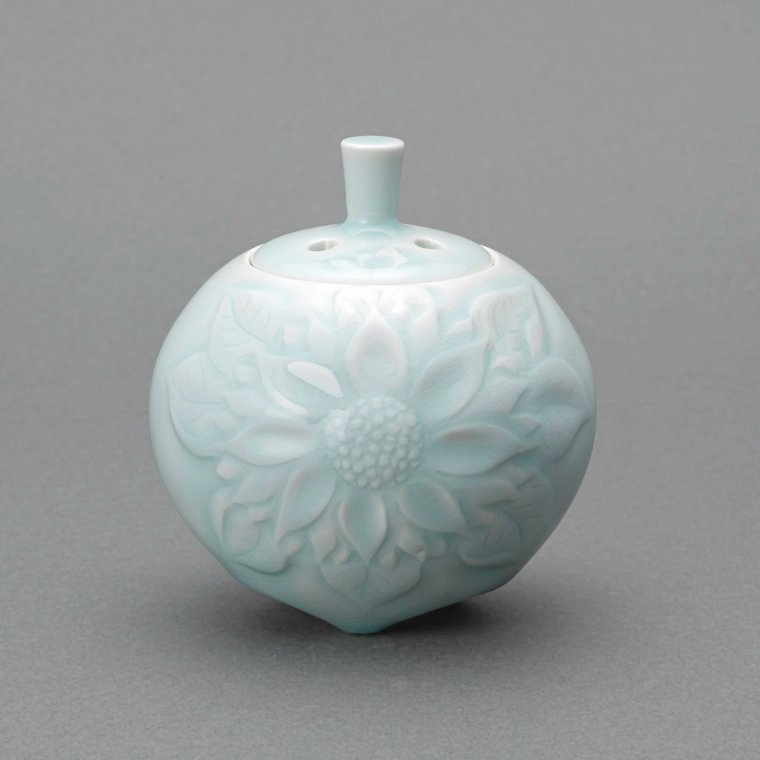 photo White Porcelain Incense Burner with Pale Blue Glaze and Flower Design