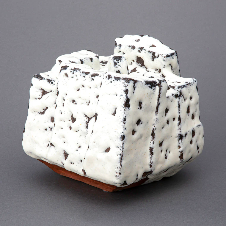 photo Fresh Water Jar with Straw Ash White Glaze