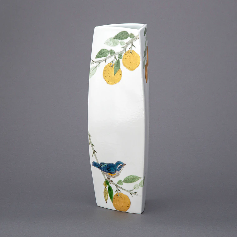 photo Triangular Prism-shaped Jar with Yuzu and Red-flanked Bluetail Design in Gold Painting