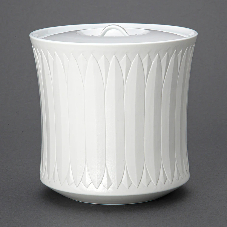 photo White Porcelain Fresh Water Jar with Lanceolate Design