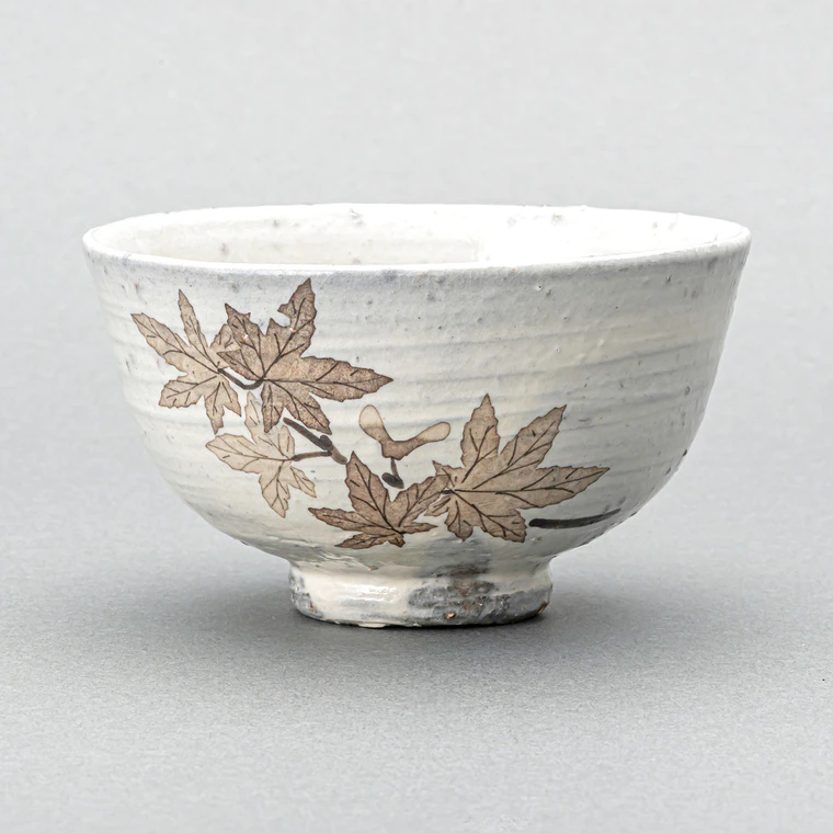 photo Tea Bowl with Autumn Leaves Design in Washizome