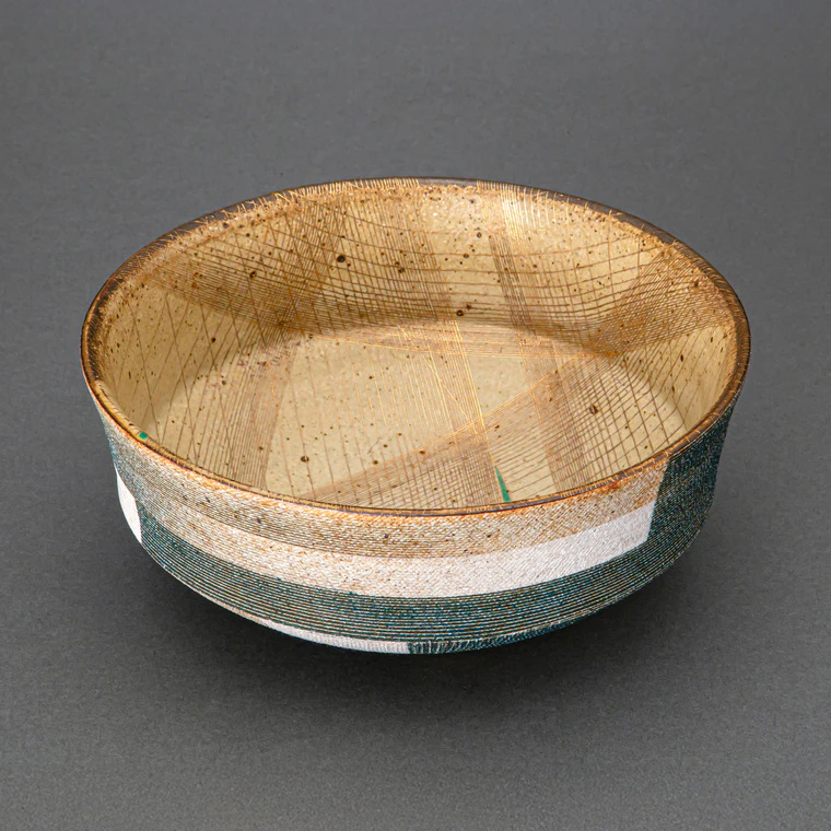 photo Cloth-textured Bowl with Gold Decoration and Polychromy