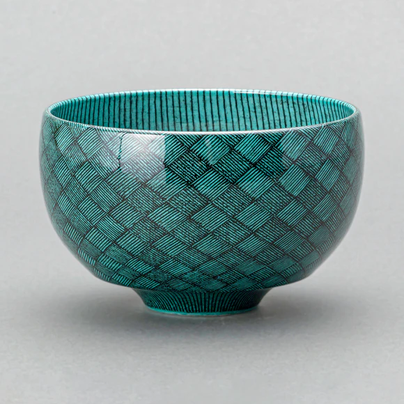 Tea Bowl with Green Color Decoration and Fine Line Design
