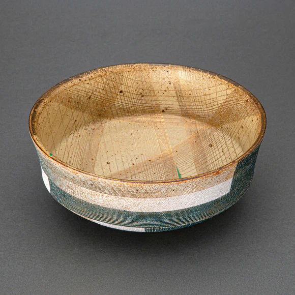 Cloth-textured Bowl with Gold Decoration and Polychromy