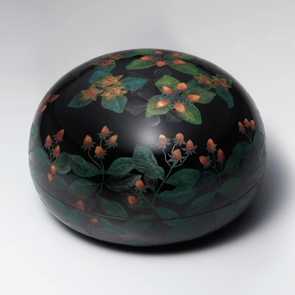 Covered Box with Design in Chinkin "Hypericum"
