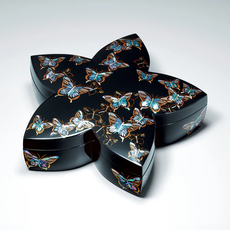 photo Kanshitsu Decorative Box "Fluttering in Midsummer"