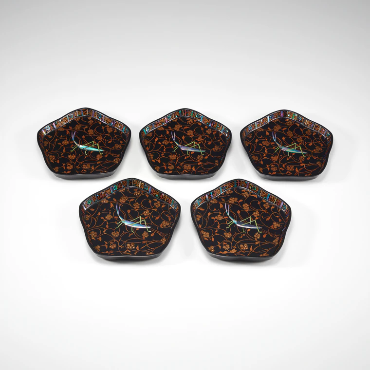 photo Set of Plates with Kanshitsu and Flower-arabesque Makie Design