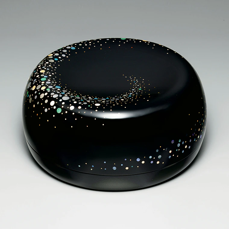 photo Kanshitsu Covered Vessel with Design in Mother-of-Pearl Inlay "Milky Way"