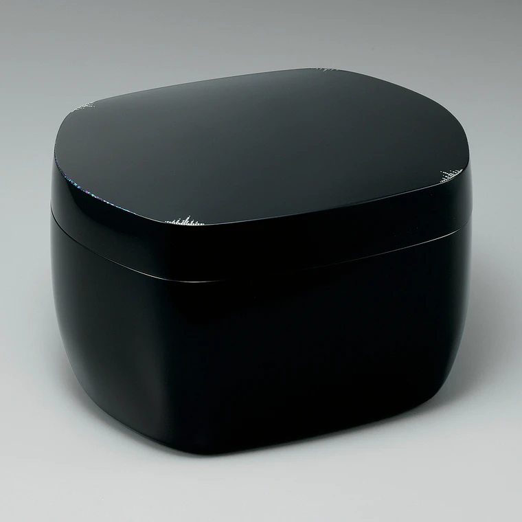 写真：乾漆螺鈿箱「夜」