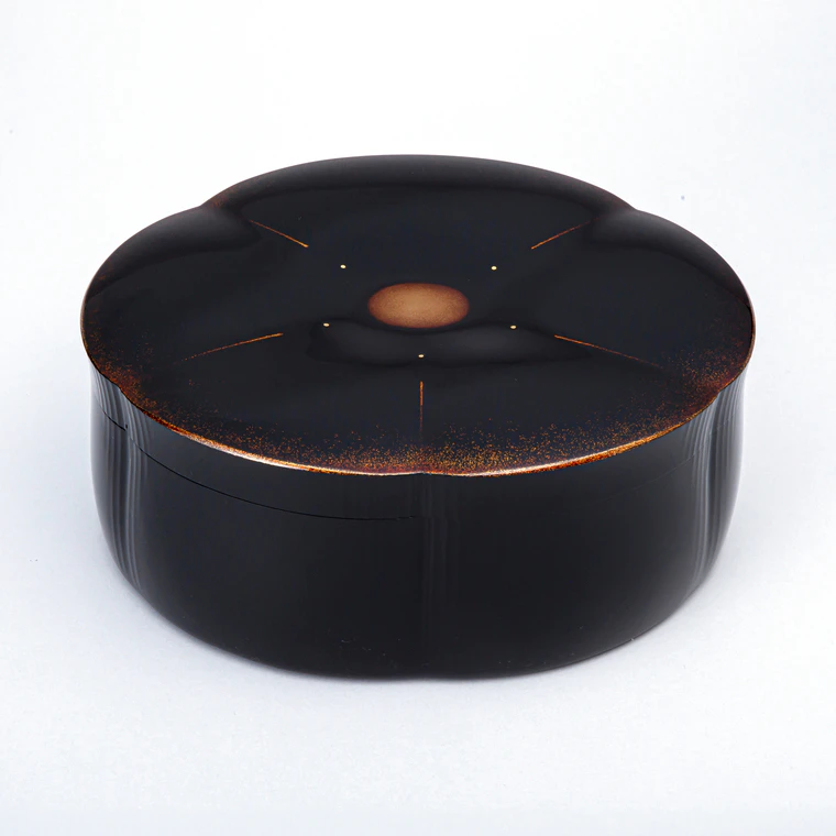 photo Kanshitsu Box with Design in Makie "Shroud"