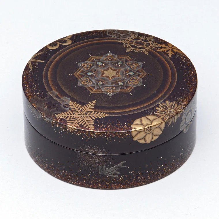 photo Covered Box with Snowflake Design in Makie "Snow"
