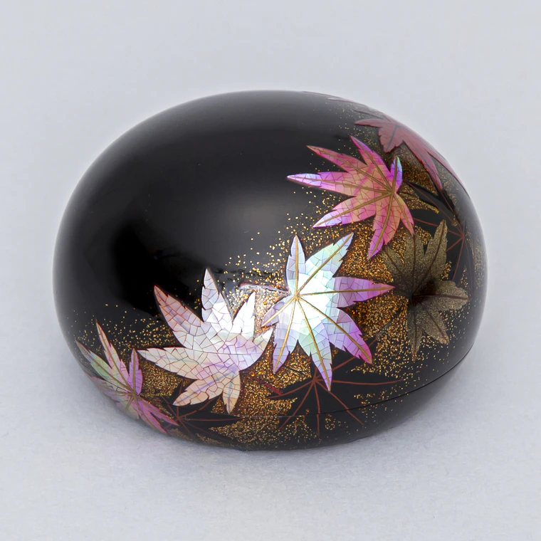 写真:割貝蒔絵香合「錦秋」