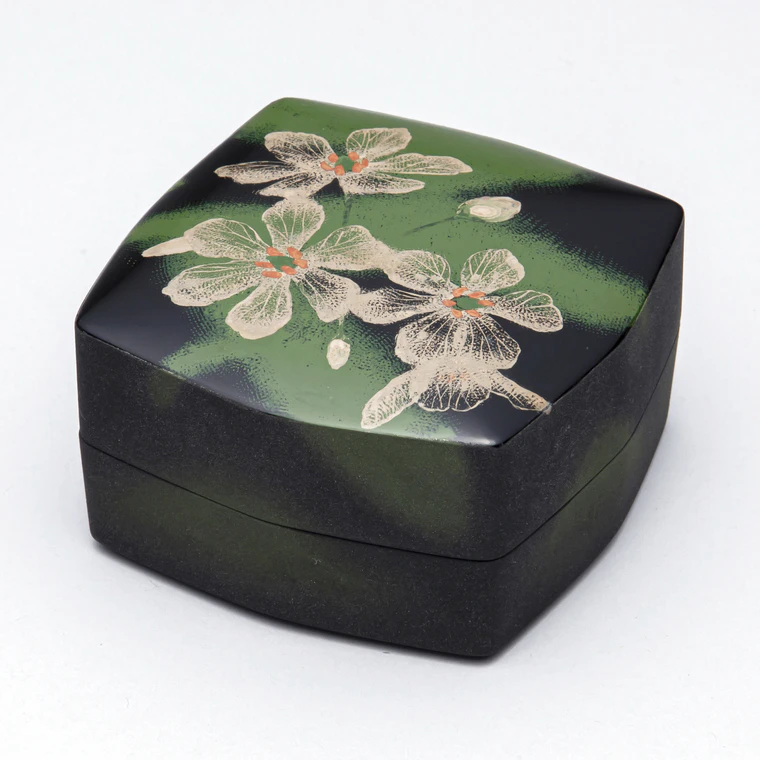 photo Small Box of Rantai with Design in Kinma "Umbrella Leaf"
