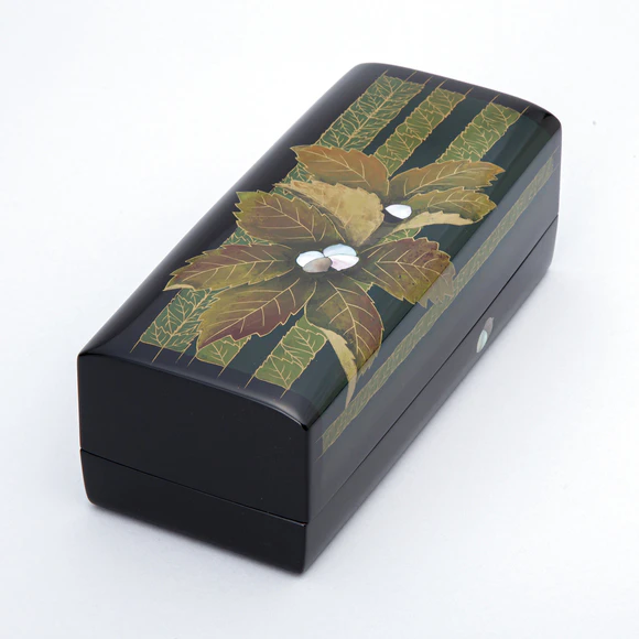 Kanshitsu box with design in kinma and mother-of-pearl inlay 