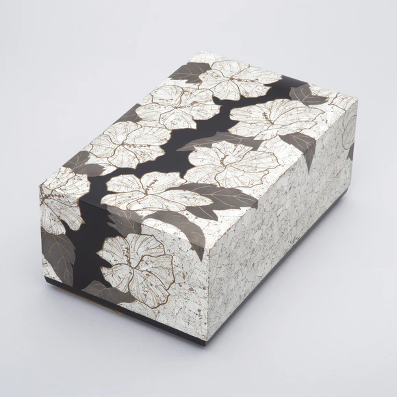 卵殻蒔絵筥「雪待ち椿」 (Tomoko Oikawa) ｜Gallery Japan