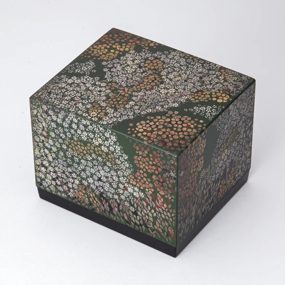 Lacquered Box with Design in Chinkin "Viburnum Dilatatum"