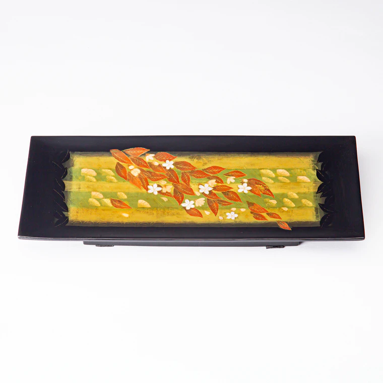 photo Kanshitsu Tray with Design of Mountain in Early Spring in Kinma and Mother-of-Pearl Inlay