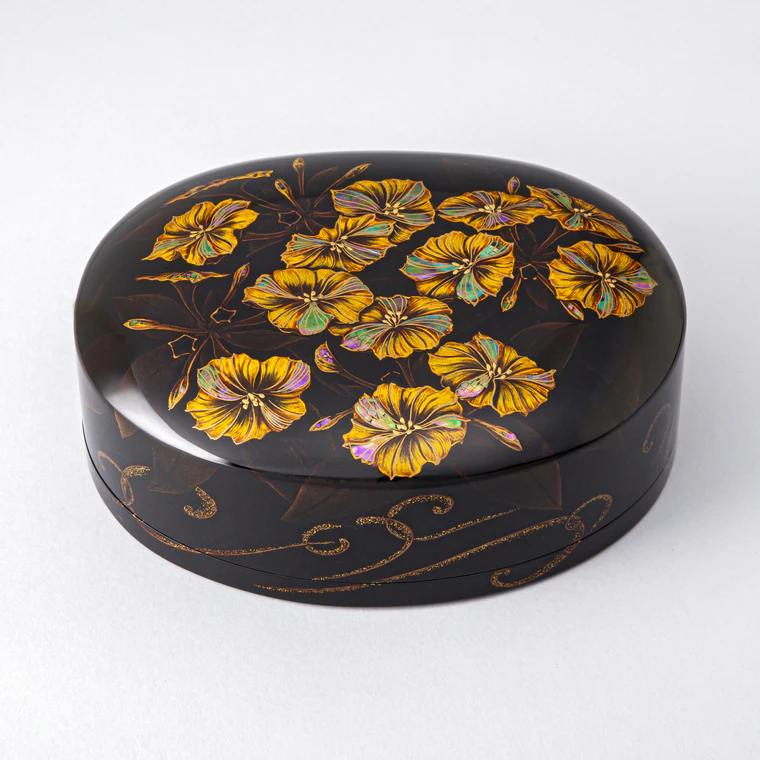 photo Kanshitsu Box with Design in Mother-of-Pearl Inlay and Makie "Evening Fragrance"
