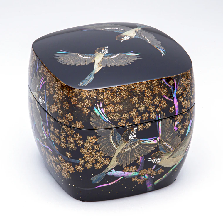 photo Kanshitsu Box with Design in Makie "Treetop in Spring"
